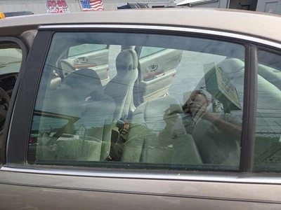 Puerta trasera izquierda vidrio usado se adapta: Buick Lesabre 2003 trasero izquierdo grado A Foto 1 de 4