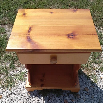 Mesita de noche / mesa auxiliar de pino (NS162) Foto 1 de 4
