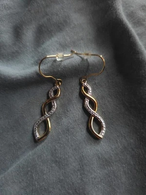 Brincos infinitos esterlinos de dois tons com um destaque de diamante em cada - Imagem 1 de 2