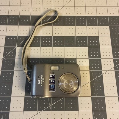 Nikon Coolpix L2 Digital Camera Silver 3X Zoom Tested Works No Batteries No Card - Image 1 of 4