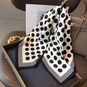 Nuevo con etiquetas Bufanda Cuadrada Estampado Polkadot Seda Satén Negro Blanco Cuello Accesorio para el Cabello - Imagen 1 de 8