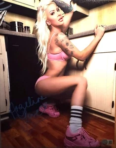 Foto firmada por Angelina Love 11 x 14 arrodillada - Imagen 1 de 1