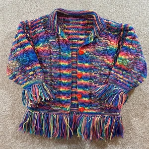 Regenbogen Strickjacke bunt Fransen Herz Knöpfe Kinder Handarbeit - Bild 1 von 9