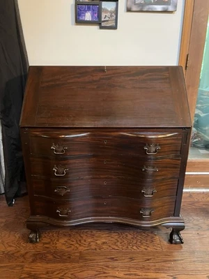 Antiguo escritorio de secretaria de caoba con patas de garra Foto 1 de 4