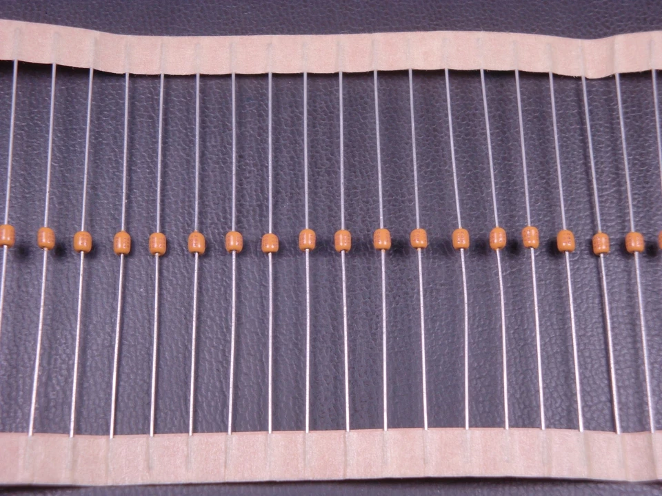 Lote de 40 condensadores axiales SA105E104ZAA AVX .1 uF 0.1 μF -20% +80% 50V Z5U NOS Foto 1 de 1