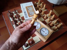 scacchi in legno da torneo con scacchiera e orologio garde