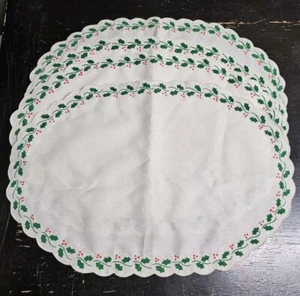 NOS Lot of 4 Vtg Christmas Placemats Ivory Scalloped Holly Leaves W-C Designs - Picture 1 of 7