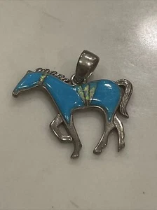 Ciondolo ciondolo cavallo turchese e opale firmato sterling timbrato e artista 1,75" - Foto 1 di 4