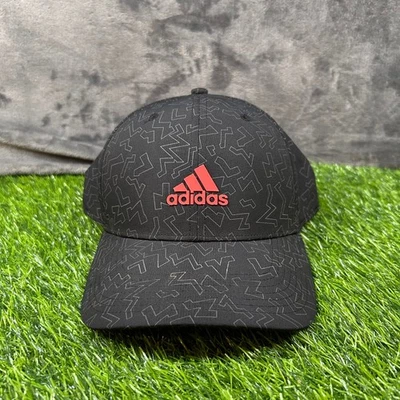 Gorra de golf Adidas negra con estampado geométrico logotipo rojo ajustable con cierre a presión para hombre Foto 1 de 4