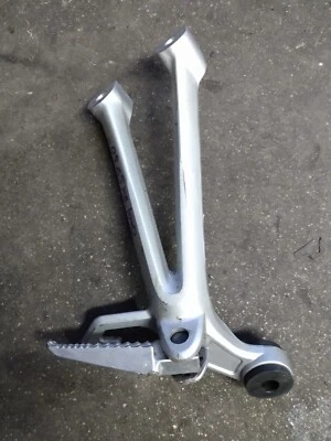 09-16 2009 2012 2016 Suzuki GSXR 1000 reposapiés trasero izquierdo pasajero reposapiés fabricante original Foto 1 de 2