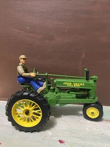 Ertl John Deer Tractor 1/16th Model A 1520F00 With Driver Figure - Picture 1 of 10