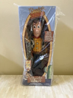 Muñeca interactiva Toy Story oficial de la tienda Disney Sheriff Woody Pull String nueva en caja Foto 1 de 4
