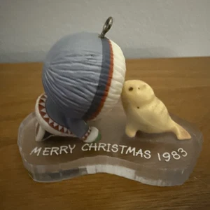 Vintage Hallmark 1983 Frosty Friends Frohe Weihnachten Inuit beflocktes Siegel Ornament - Bild 1 von 4