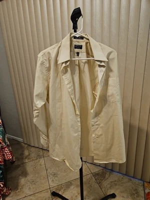 Men's Arrow Fitted Button Down Cream Dress Shirt Wrinkle Free 15 1/2" 32/33 Med - Image 1 of 4