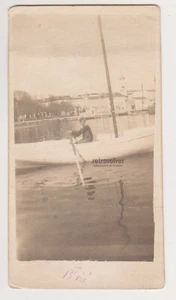 Junger Mann Junge Ruderboot im Hafen 30er Jahre Adriaküste Vintage altes Foto - Bild 1 von 7