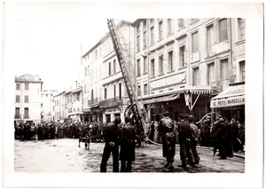 Carpentras.Manoeuvre échelle Pompiers Place Palais 1940.Photo Argentique 13x18cm - Picture 1 of 2