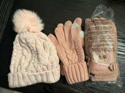 Gorro tejido con cable rosa GAP Kids con pompón S/M y 2 juegos de guantes Foto 1 de 4