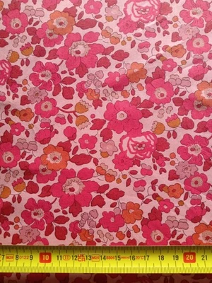 BETSY AA  - FLOWERS - FLORAL Liberty Tana Lawn Approx 33 x 30 cm - Image 1 of 3