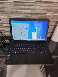H1684 toshiba laptop Satellite C850 1NU 15.6 1000m 1.80ghz 8gb RAM 120gb Ssd W10 - Picture 1 of 12