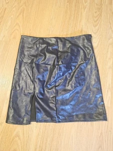 Short black leather skirt with opening Xl 28 Inch Waist 11 Inch Length - Foto 1 di 3