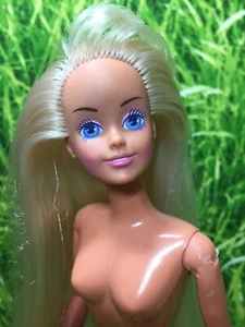 Hasbro Sindy Puppe, schöne Haare, beschädigtes Knie - Bild 1 von 8