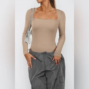 Body QINSEN nuovo con etichette marrone neutro collo quadrato manica lunga minimal senza cuciture piccolo - Foto 1 di 16