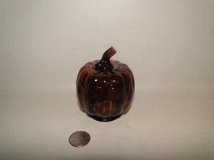 Kleiner brauner Kürbis aus Glas, Halbmond Enterprise, 3 3/4" hoch, angewandter Stiel - Bild 1 von 7