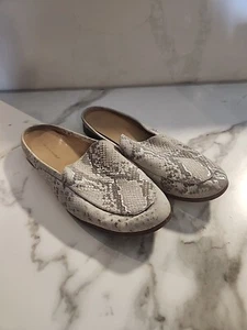 Mocassini Banana Republic grigio argento stampa pelle di serpente 9,5 M slip on slide ballerine - Foto 1 di 12