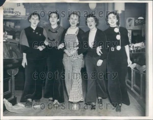 1937 Woolworth Store Girl Employees Sing While Striking Detroit Press Photo - Bild 1 von 2