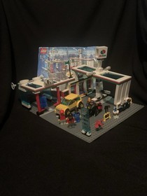 LEGO CITY Service Station 7993 Complete Set with Minifigures & Manual