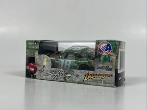 Kyle Busch #18 M&M Indiana Jones escala 1/64 acción carreras coleccionables 2008 - Imagen 1 de 10