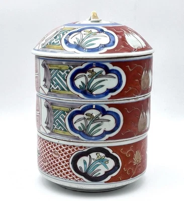 Antigua caja de porcelana apilable japonesa Imari Jubako Bento, período Edo siglo XIX Foto 1 de 4