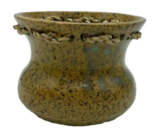 Cerámica de estudio color mostaza moteado con cordel tejido - Imagen 1 de 3