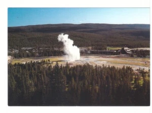 Postal Old Faithful Geyser desde punto de observación, parque nacional de Yellowstone - Imagen 1 de 2