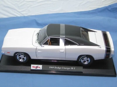 Dodge Charger R/T 1969 blanco metálico nuevo en caja 1:18. Foto 1 de 4