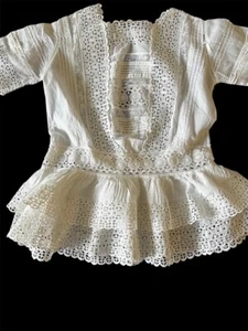 ANTIQUE LACE- CIRCA 1900,LOVELY BRODERIE ANGLAISE CHILD’S DRESS - Picture 1 of 5