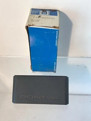 Колпачок рупора рулевого колеса NOS Pontiac Grand Am Sunbird J2000 T1000 17983190 - Изображение 1 из 4