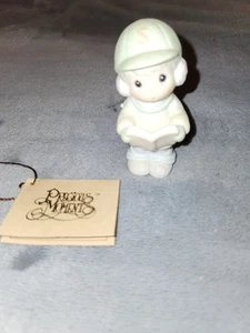 Figura Precious Moments Sugar Town Boy Carolling nueva en caja - Imagen 1 de 6