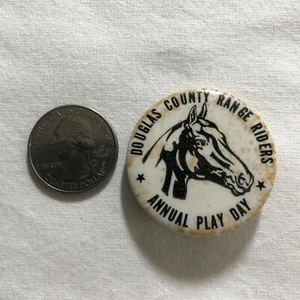 Botón Pinback Día de Juego Anual Douglas County Kansas Range Riders #36590 - Imagen 1 de 2