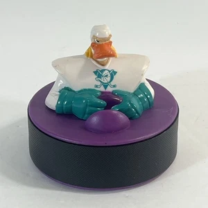 Mighty Ducks NOSEDIVE Hockey Puck # 33 Disney McDonalds Meal Giocattolo - Foto 1 di 7
