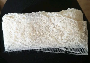 Vintage Cream Scalloped Edge Lace Trim - Picture 1 of 2