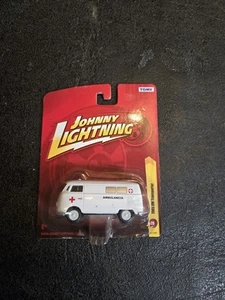 2011 Johnny lightning 1/64 1965 VW transporter ambulancia new on card!!!! - Picture 1 of 4