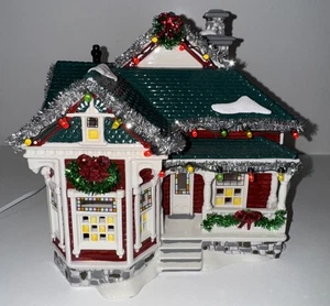 Dept 56 Snow Village 55609 Christmas Lane LA CASA DEGLI ORPELLI E DELLA GHIRLANDA Leggi! - Foto 1 di 6