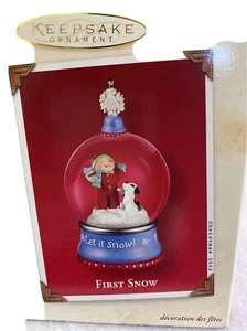 Globo de nieve Hallmark Keepsake Ornament 2002 "First Snow" con perro y niño - Imagen 1 de 7