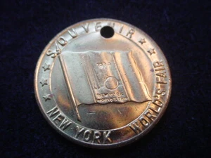 1939-40 New York World's Fair Medal With Flag & Administration Building - Picture 1 of 2