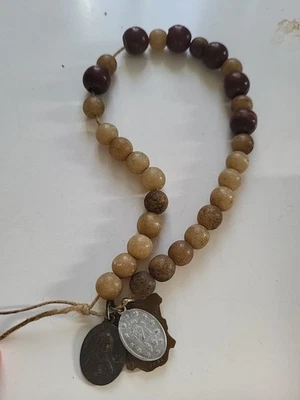 ANCIEN BRACELET DIZAINIER CHAPELET BOIS PIERRES MEDAILLES BRONZE ST CHRISTOPHE - Photo 1/4