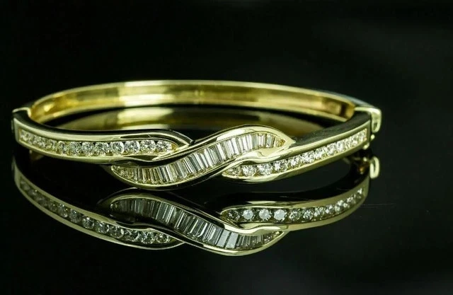 Brazalete brazalete para mujer enchapado en oro amarillo de 14 k corte baguette de 2 quilates creado en laboratorio Foto 1 de 4