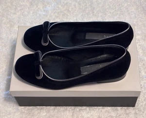 Marc Jacobs Women’s Velvet Black /Silver Slip On Flat with Bow Size 7M - Picture 1 of 8