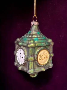 2024 BLOWN GLASS CHICAGO MARSHALL FIELDS STATE STREET CLOCK~CHRISTMAS ORNAMENT~N - Picture 1 of 3