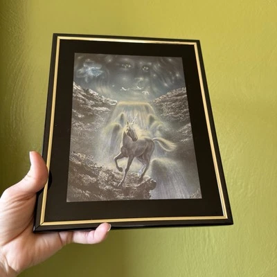"Impresión enmarcada de cascada unicornio arte en lámina metálica MCM de colección 8x10"" caprichosa"  Foto 1 de 4